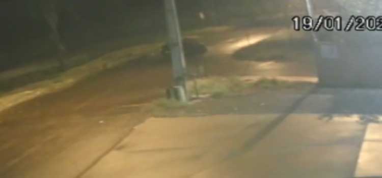  CASCAVEL: Vídeo mostra carro capotando várias vezes na PR-180 prolongamento da Avenida Piquiri