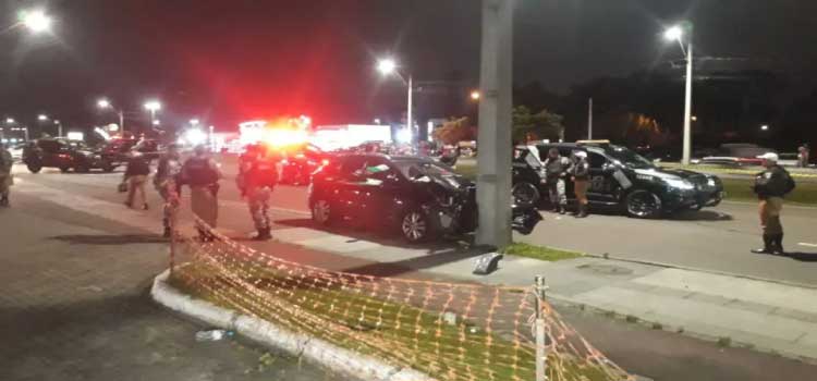  CPF CANCELADO: criminosos em carro roubado morrem após troca de tiros com a polícia em Curitiba