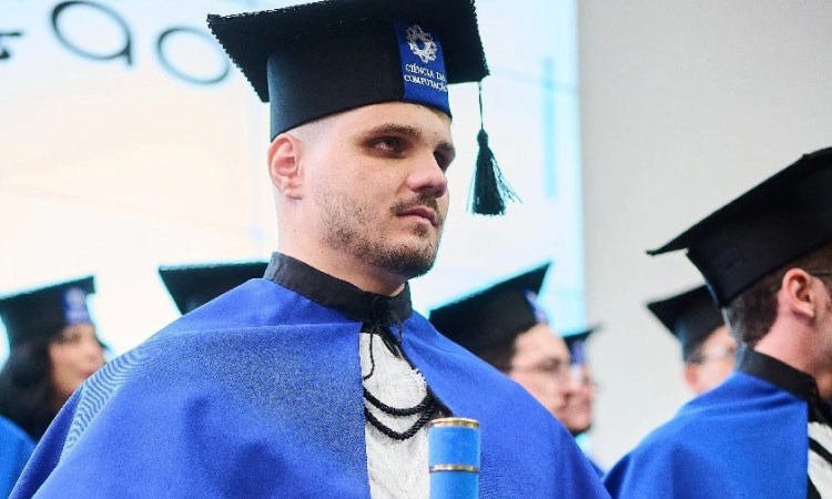 Acadêmico cego conclui graduação em Ciência da Computação na Unioeste