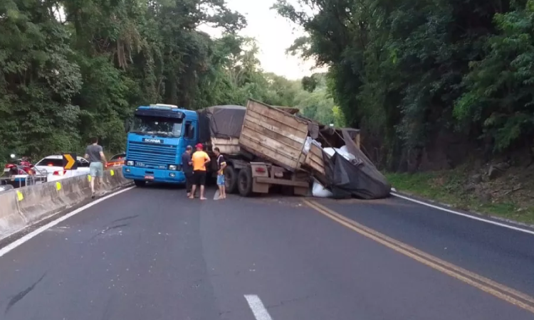 Acidente com carreta é registrado na BR-277 em Nova Laranjeiras