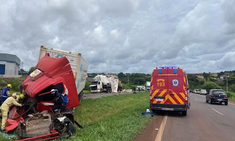 Acidente entre caminhões na BR-163 deixa uma pessoa morta e motorista preso às ferragens