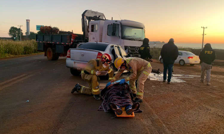 Acidente entre carro e caminhão deixa dois feridos na BR-369 em Cascavel