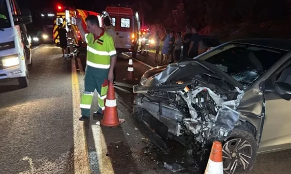 Acidente entre dois carros na BR-277 em Catanduvas deixa seis feridos, incluindo duas crianças.