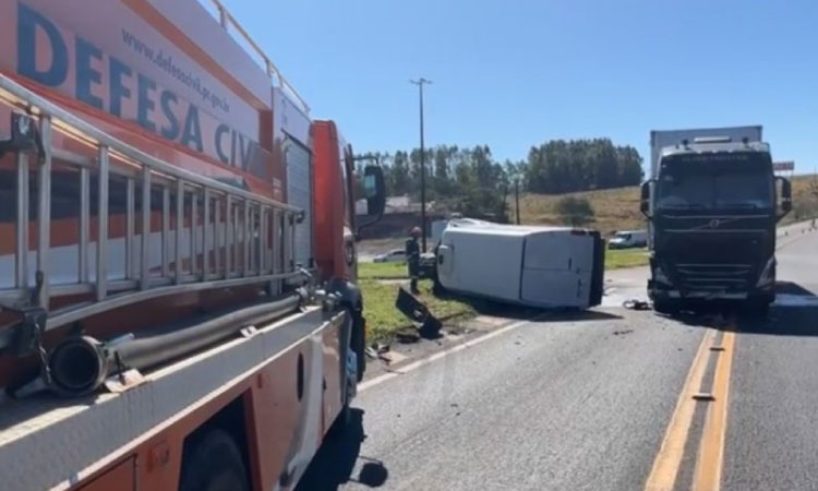 Acidente entre van e carreta na BR-369 deixa um morto e um ferido grave