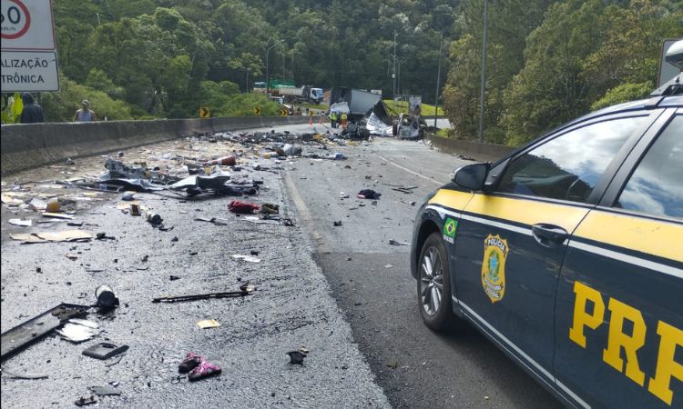 ACIDENTE GRAVE EM GUARATUBA: Colisão em Obra na BR-376 Mata Motorista de Caminhão; Van Incendeia, Mas Vítimas São Salvas