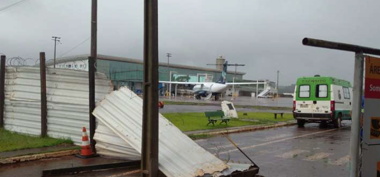 Aeronaves são arrastadas com a força do vento no Aeroporto de Cascavel; estrutura foi danificada.
