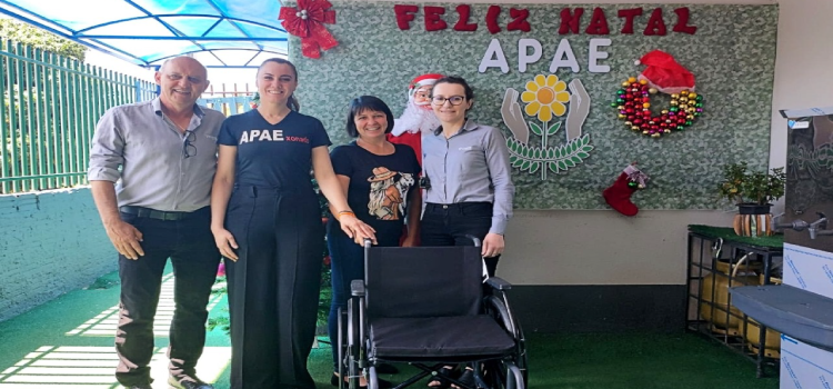 Agência do Sicoob Credicapital de Três Barras do Paraná doa cadeira de rodas para a APAE do município.