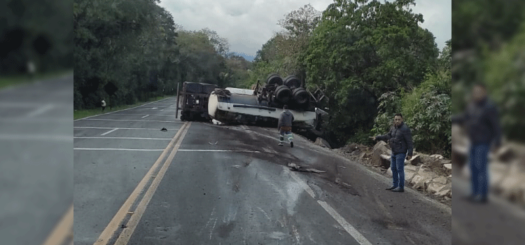 AGORA: Acidente com caminhão Bitrem é registrado no KM 485 da BR 277 em Nova Laranjeiras.