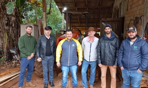 Agricultores de Guaraniaçu participam de curso sobre operação e manutenção de tratores agrícolas.