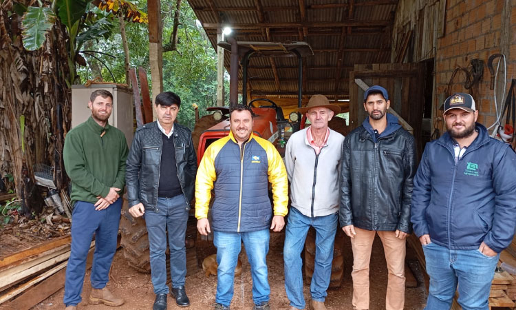 Agricultores de Guaraniaçu participam de curso sobre operação e manutenção de tratores agrícolas.