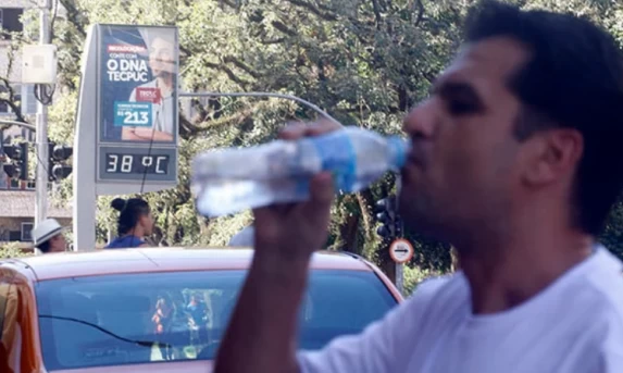 ALERTA DE SAÚDE: Garrafas de Água Reutilizáveis Podem Ser Mais Sujas Que Pias e Exigem Limpeza Diária