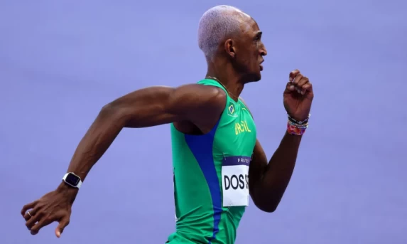 Alison dos Santos estabelece novo recorde mundial dos 400m com barreiras na Diamond League