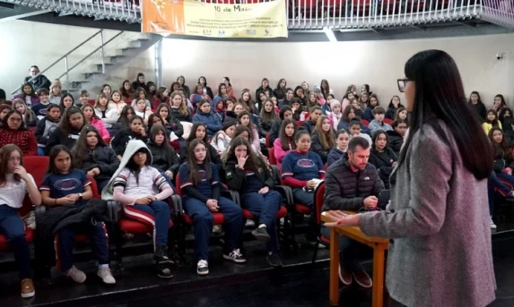 Alunos do Colégio Desembargador participam da campanha Maio Laranja em Guaraniaçu