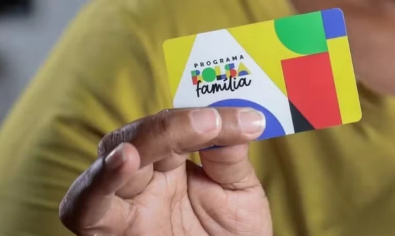 Anúncio de reajuste do Bolsa Família às vésperas da eleição gera debate e alertas sobre o cenário fiscal