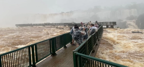 Após 11 dias, acesso à Passarela das Cataratas do Iguaçu é reaberto.