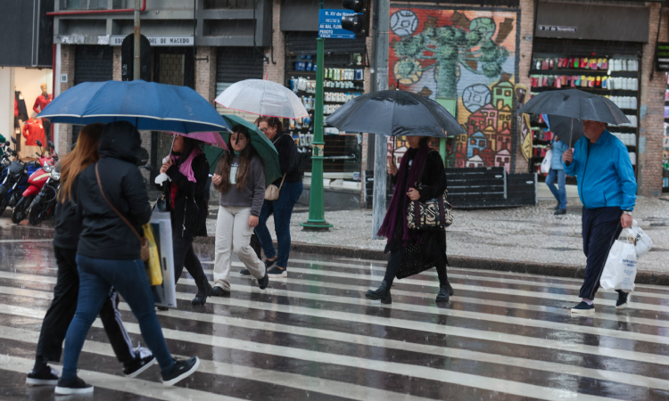 Após dias congelantes, fim de semana será chuvoso no Paraná