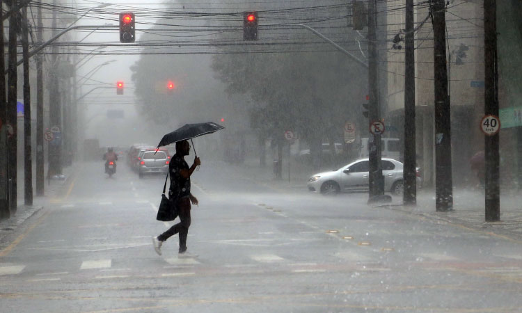 Após domingo marcado por chuva e ventos de mais de 70 km/h, frio vai voltar ao Paraná