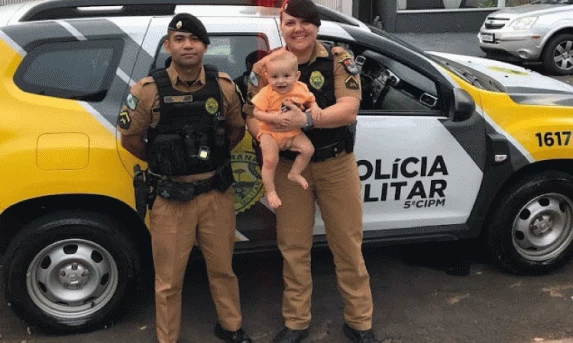 Após pedido de socorro, policias militares salvam a vida de bebê que havia engasgado.