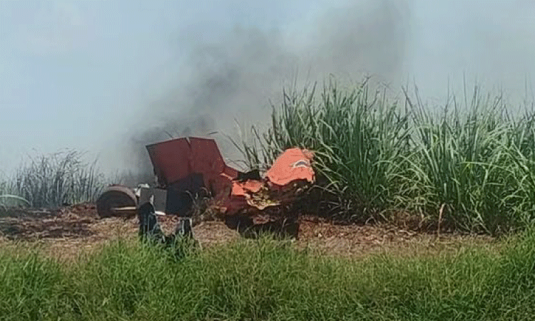 Avião da FAB cai após colidir com outro em Pirassununga; piloto se ejeta antes da queda