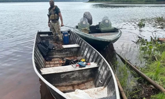 Barco carregado com 440kg de maconha é apreendido em Guaíra