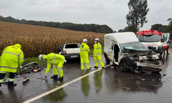Batida frontal deixa dois mortos e dois feridos na BR-277, em Virmond