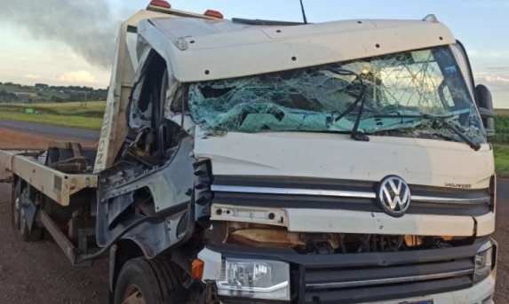 Batida traseira entre caminhões deixa motorista e mecânico ferido em Toledo.