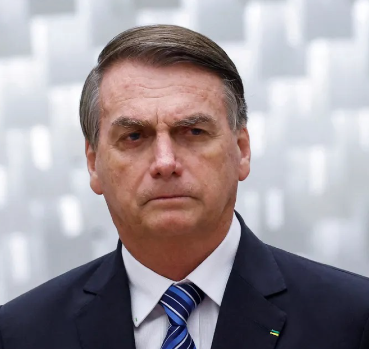 Bolsonaro edita medida provisória que eleva salário mínimo para R$ 1.302 a partir de 2023.