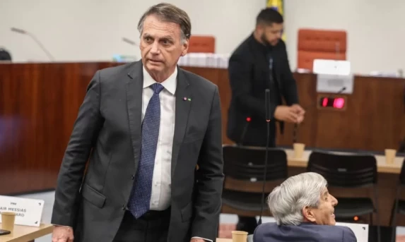 Bolsonaro nega plano de golpe, pede desculpa ao STF e critica urnas