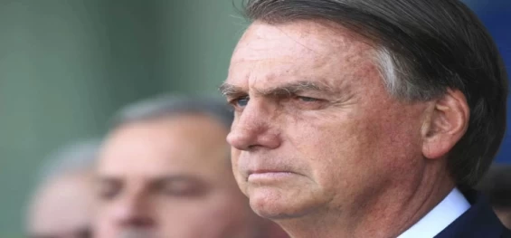 Bolsonaro recorre ao STF contra decisão no TSE que o deixou inelegível.