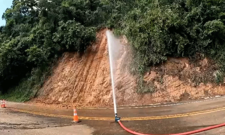 Bombeiros realizam desmanche hidráulico na Serra da Esperança