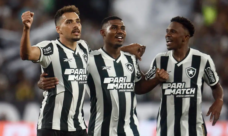 Botafogo supera Vitória para abrir vantagem na Copa do Brasil.