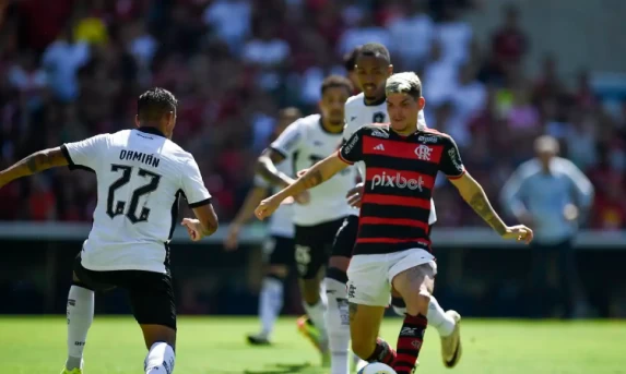 Botafogo vence Flamengo no Maracanã por 2 a 0.