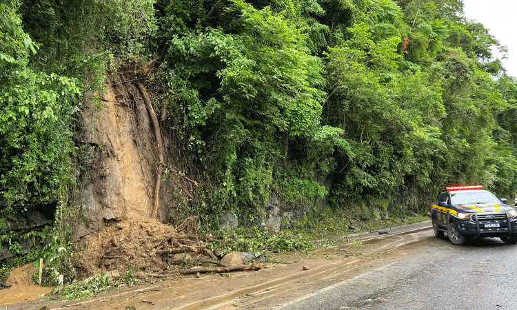 BR 277 em Morretes está parcialmente interditada devido a deslizamento de pedras