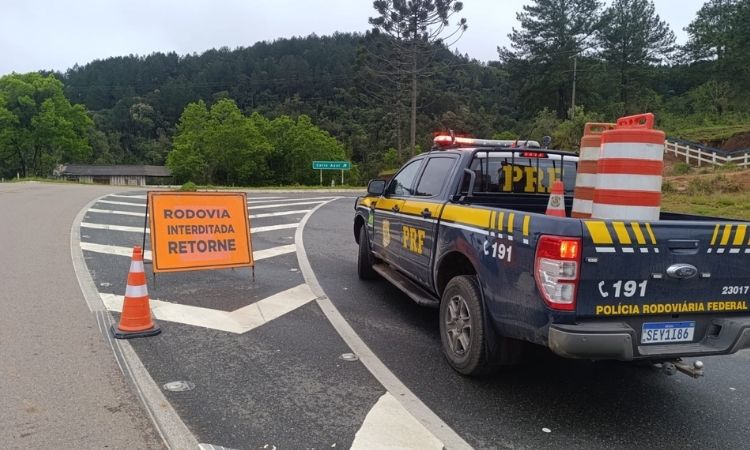 BR-476 permanece interditada em três pontos devido às chuvas