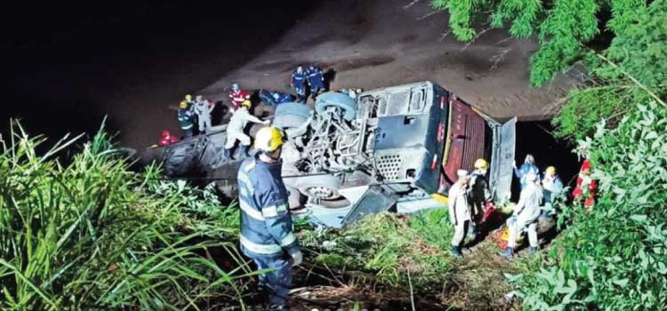 BR-153: Acidente com ônibus deixa 5 mortos e 40 feridos