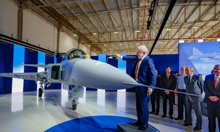Brasil apresenta primeiro caça F-39E Gripen produzido em território nacional