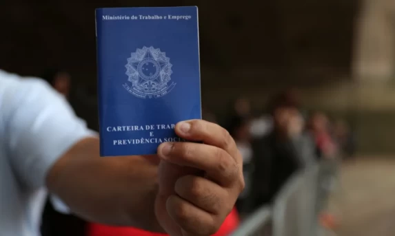 Brasil atinge recorde histórico com 39,4 milhões de trabalhadores de carteira assinada no setor privado