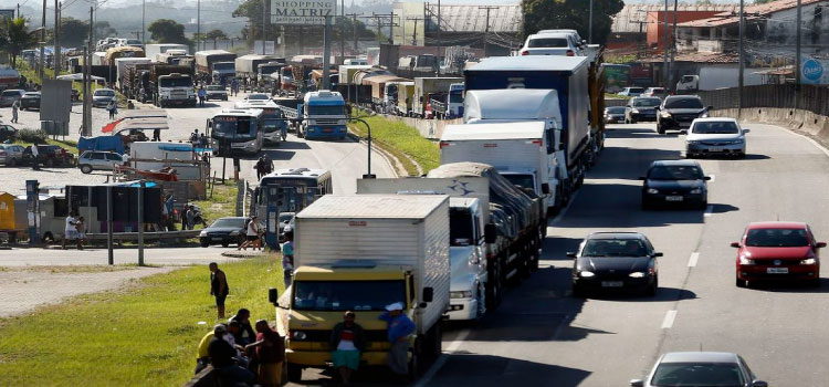 BRASIL: Estradas federais têm 11 interdições e sete bloqueios, diz PRF.