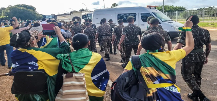 BRASIL: Governo Lula promete, mas não consegue desmobilizar acampamento bolsonarista.