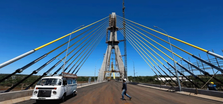 BRASIL: Nova ponte Brasil-Paraguai, em Foz do Iguaçu, está quase finalizada.