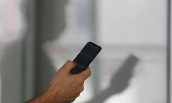 Brasil registrou mais de 830 mil celulares roubados ou furtados em 2025, aponta relatório