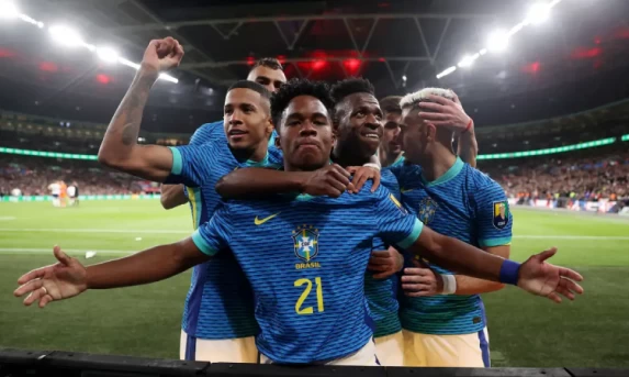 Brasil vence Inglaterra por 1x0 na estreia de Dorival Júnior.