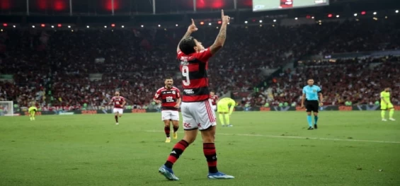 ESPORTES: Flamengo derrota Palmeiras e mantém vivo sonho por título.