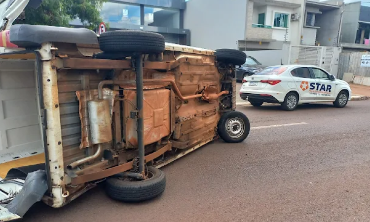 Cachorrinho morre e homem fica ferido após capotamento no bairro Alto Alegre, em Cascavel