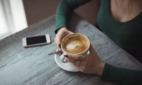 CAFÉ E SAÚDE: CONSUMO DE 2 A 3 XÍCARAS POR DIA PODE REDUZIR RISCO DE DEMÊNCIA, REVELA ESTUDO COM 131 MIL PESSOAS