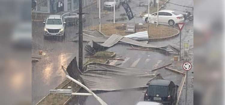 CAFELÂNDIA: Tempestade deixa muita destruição na área central do município