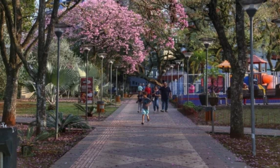 Calor de 35°C e Alerta de Temporais Marcam a Semana de Carnaval no Paraná