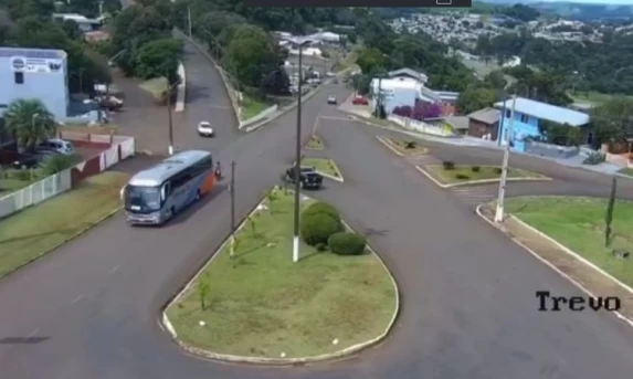 Câmera de Segurança Flagra Acidente Entre Ônibus e Moto no Trevo do Jardim Real em Guaraniaçu