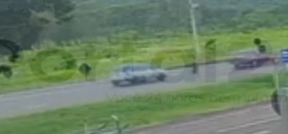 CASCAVEL: Câmera mostra homem sendo atropelado por carro na BR-277.