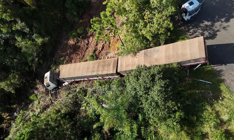 Caminhão cai de mirante na Serra da Esperança e cabine pega fogo na BR 277